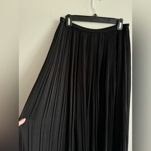 Uniqlo pleated black skirt in M